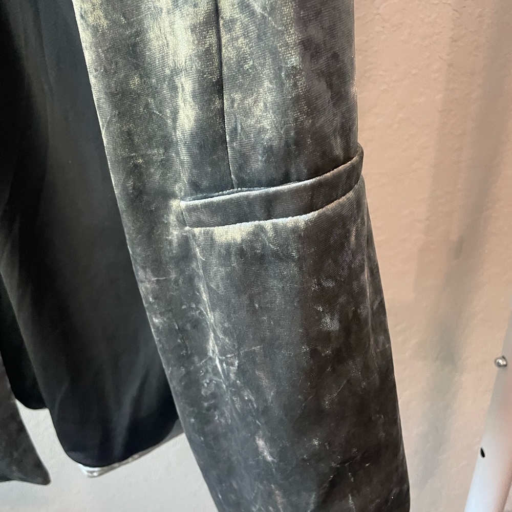 Fashion Nova Metallic Silver Crushed Velvet Blazer - Picture 5 of 6